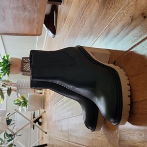 NWOT dolce vita black, chunky Chelsea style boot